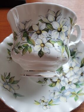 Royal Albert Vintage Teacup, DOGWOOD floral pattern